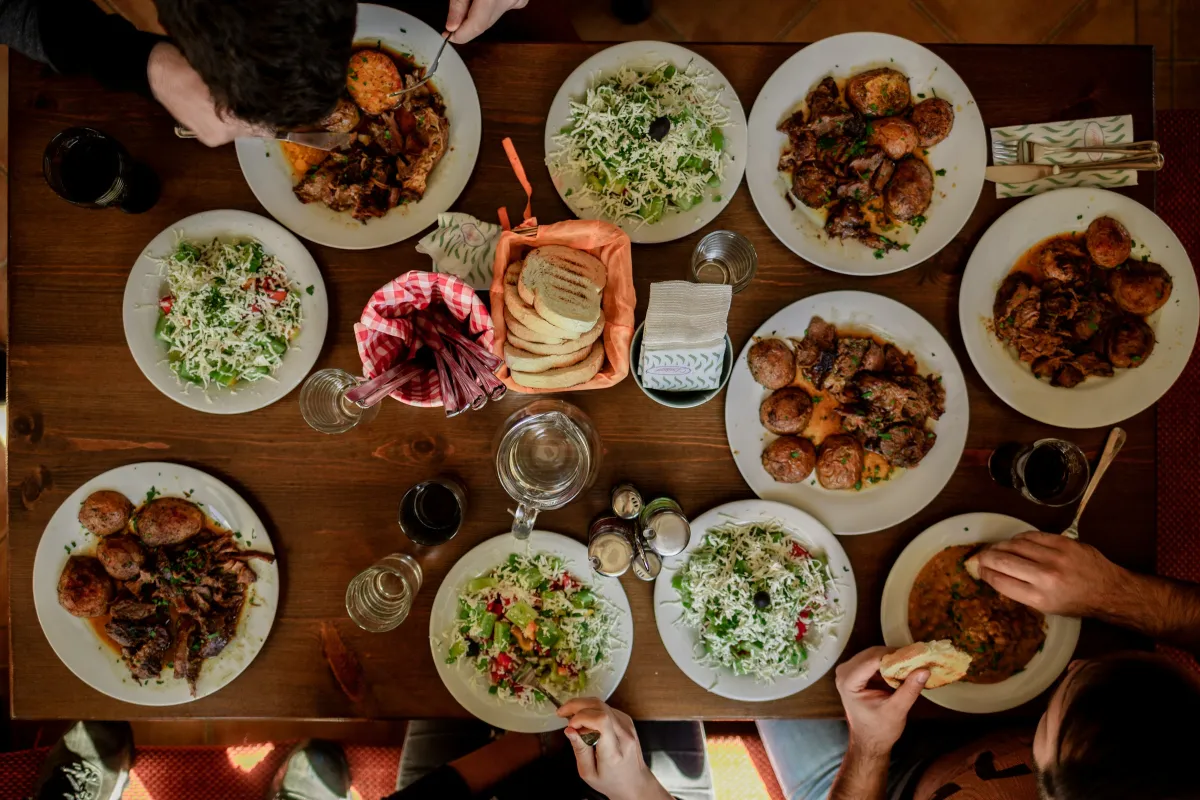 Sharing plates — dlaczego jedzenie wspólnie smakuje lepiej?